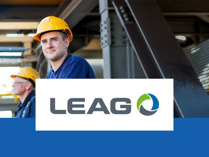 Logo der LEAG sowie Mitarbeiter im Hintergrund