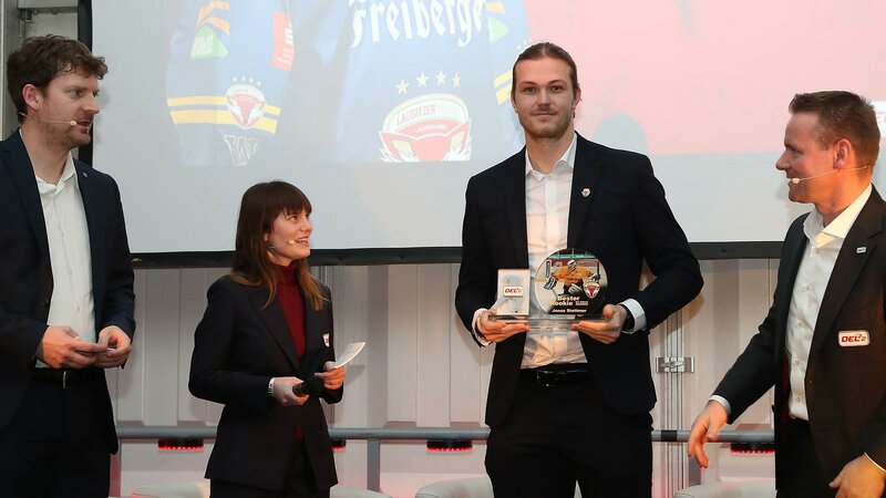 Jonas Stettmer mit Pokal Rookie des Jahres neben DEL2-Geschäftsführer Rene Rudorisch