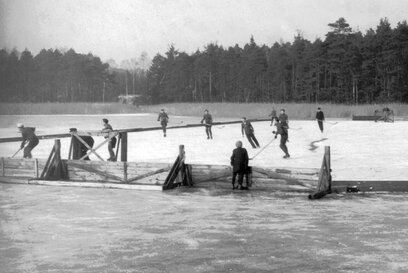 Historische Eishockeyszene auf dem Braunsteich in schwarz-weiß