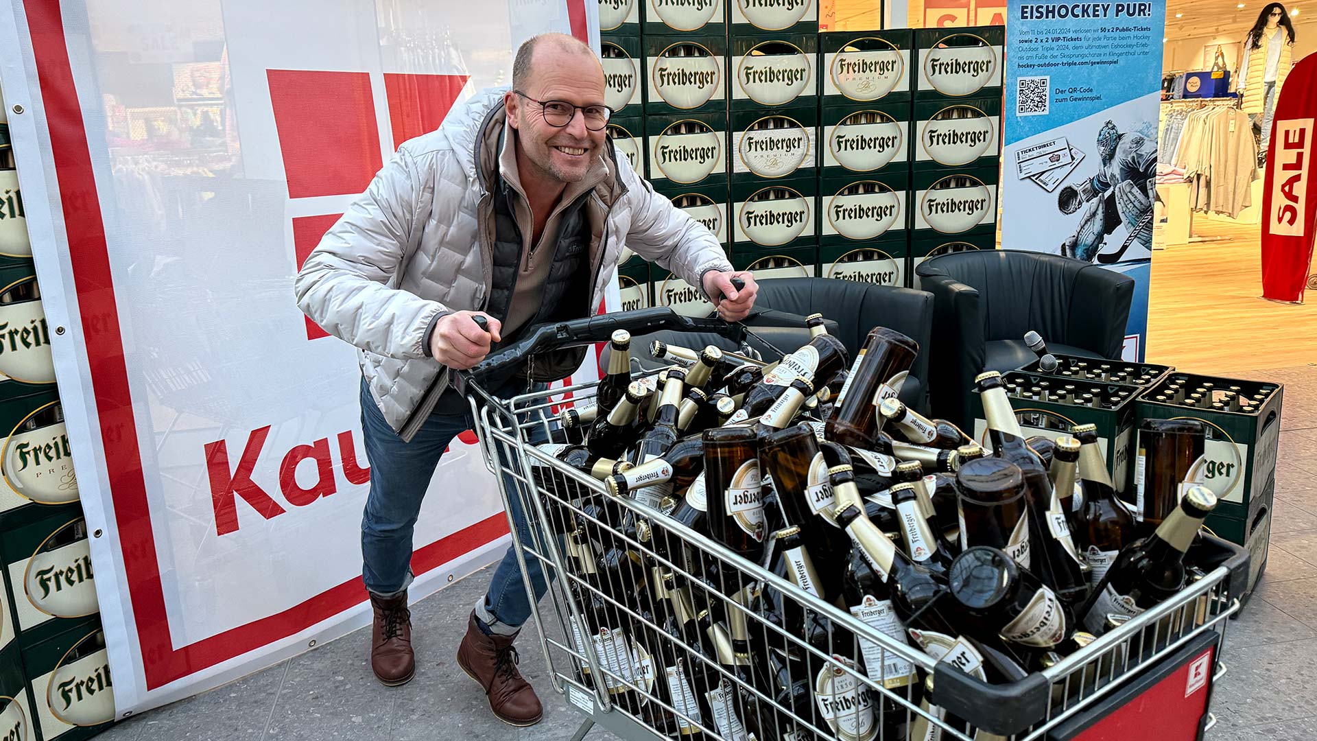 Frank Rehagel, Marketingleiter von Freiberger, posiert mit Freiberger-Flaschen
