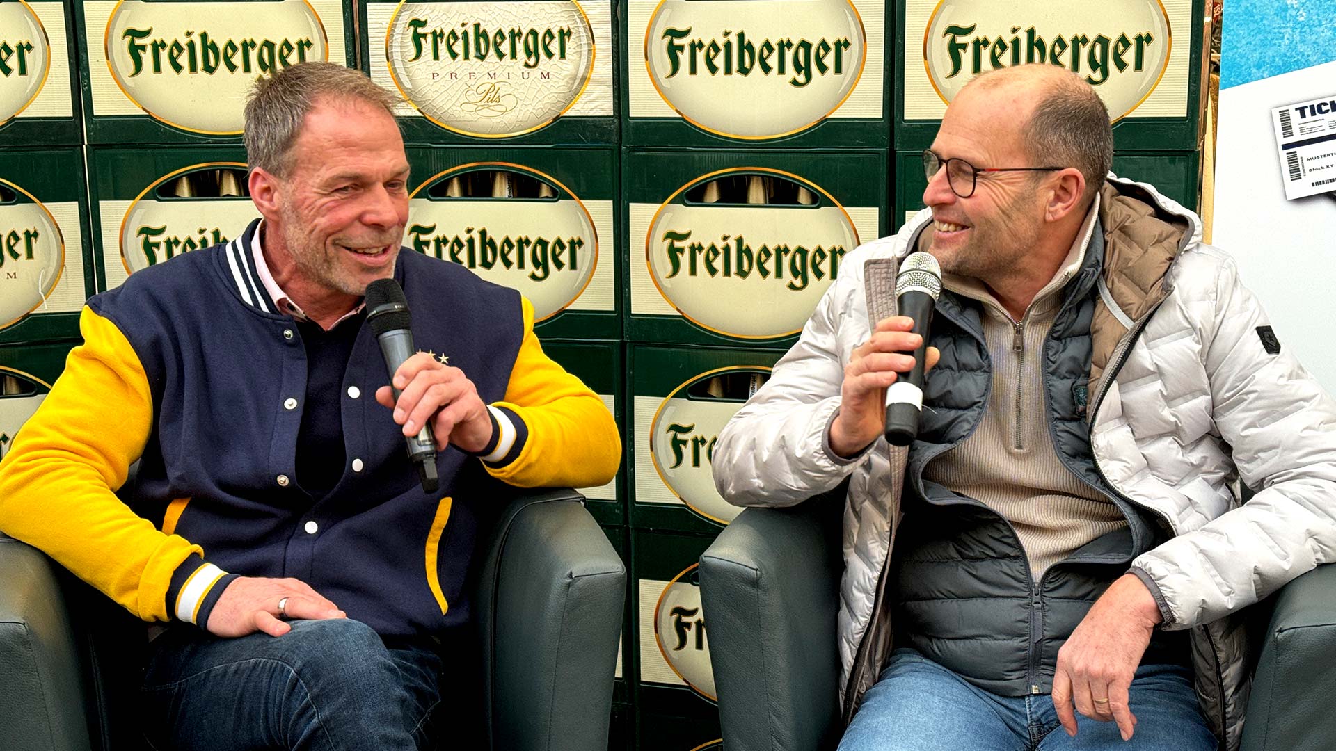 Füchse-Pressesprecher Frank Busdzuhn und Freiberger-Marketingleiter Frank Rehagel im Gespräch