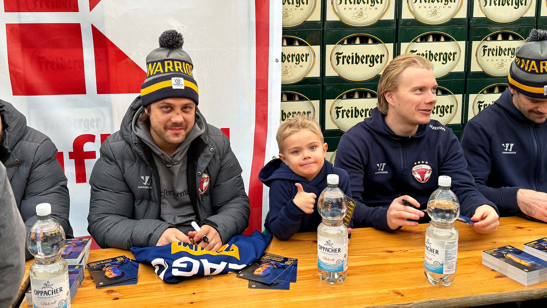 Ville Järveläinen mit Sohn bei der Autogrammstunde