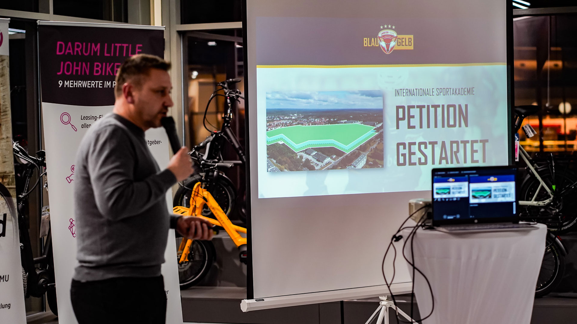 Dirk Rohrbach präsentiert die gestartete Petition zur Vision der Interantionalen Sportakademie