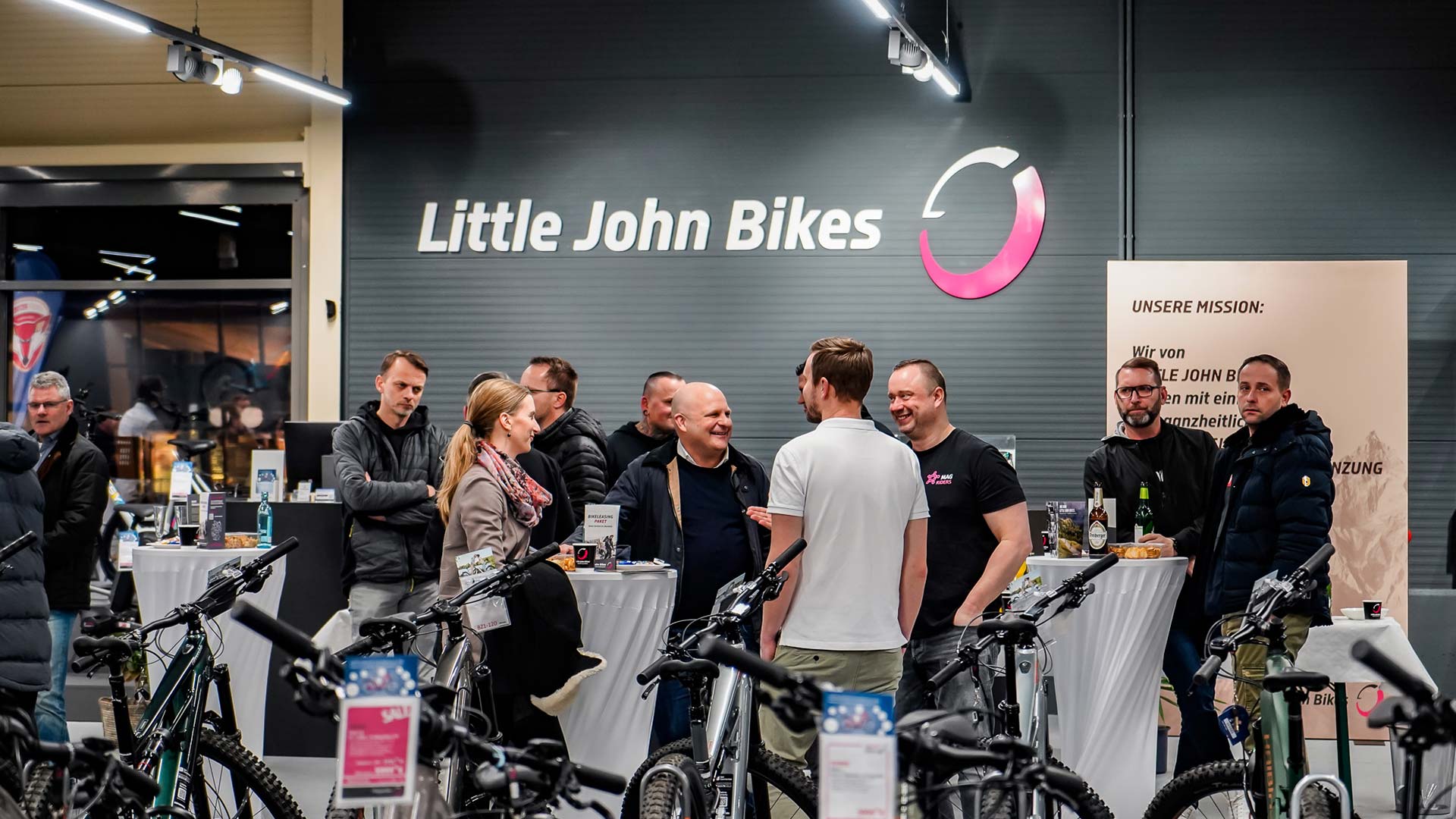 Unternehmer unterhalten sich in der Filiale von Little John Bikes