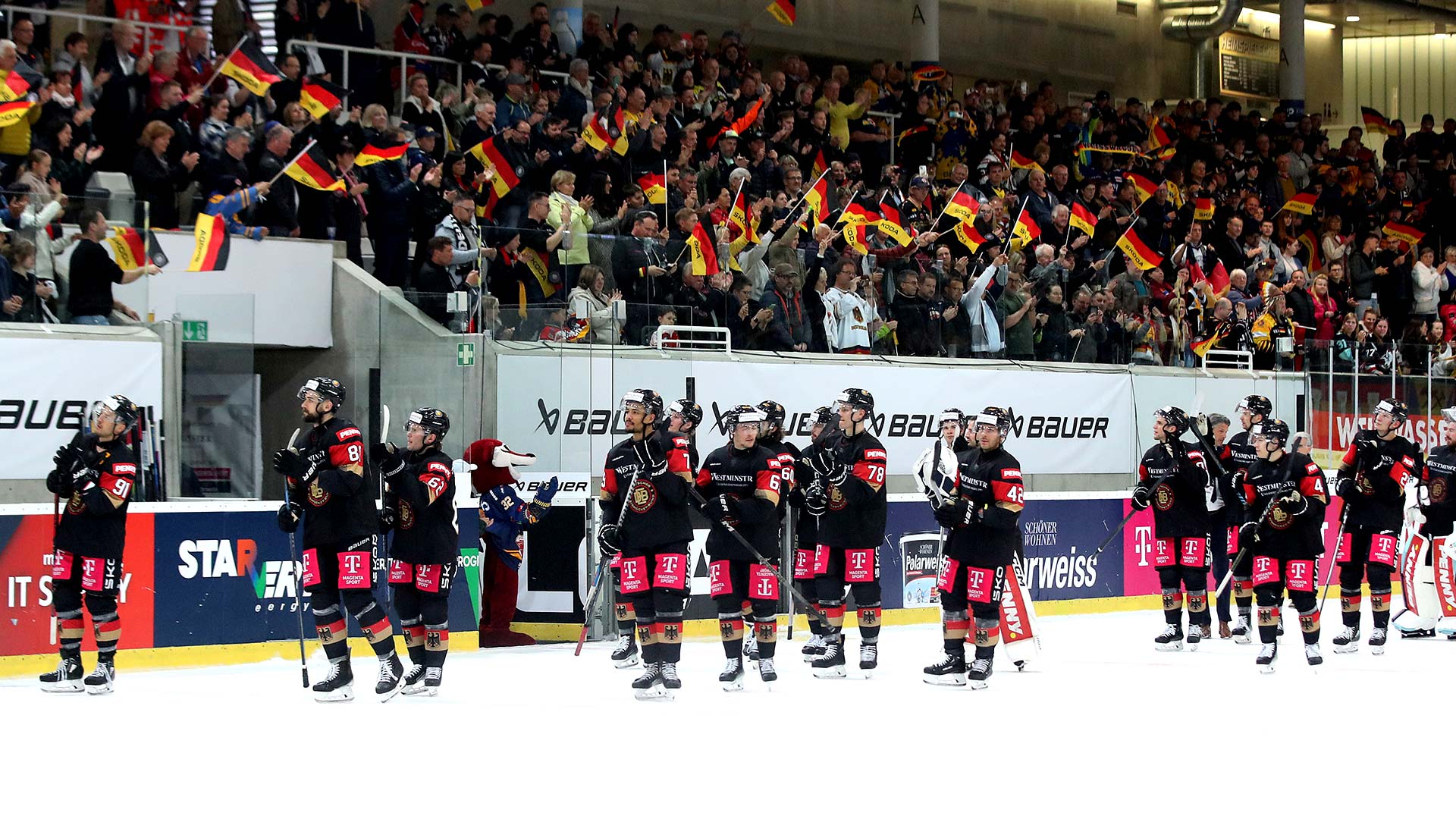 Eishockey-Nationalspieler bedanken sich bei den Zuschauern in der Eisarena Weißwasser